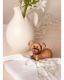 Coco Lying puppy, figurine en bois par Chresten Sommer, Spring Copenhagen