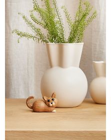 Hope Lying kitten, Figurine en bois par Chresten Sommer, Spring Copenhagen